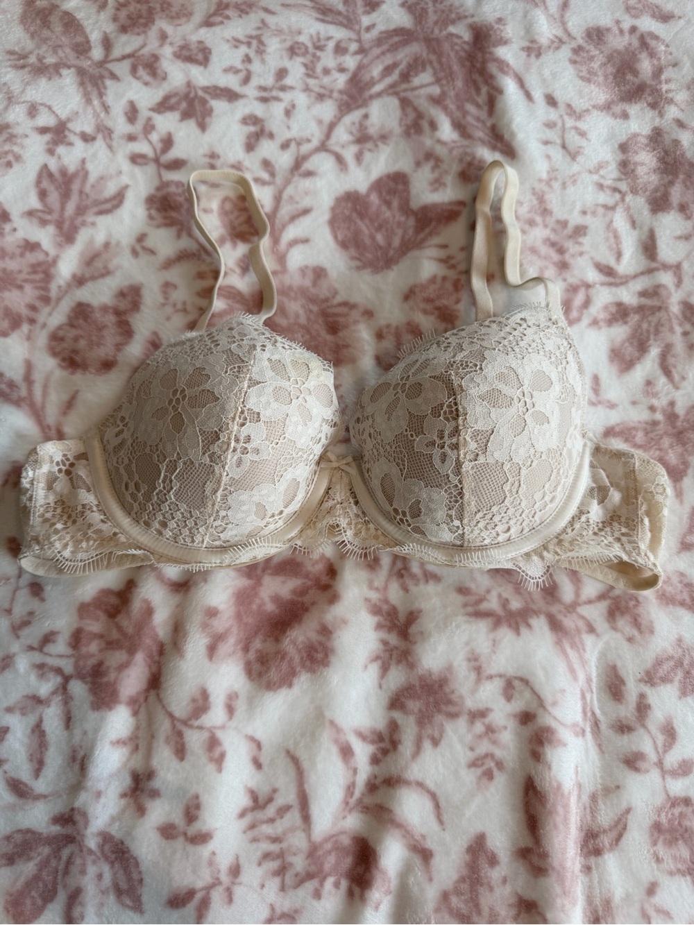 Victoria's Secret Cream Lace Underwire Bra